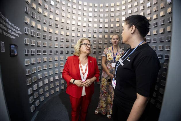Bilder des Jahres, News 11 November News Themen der Woche KW46 Bundesministerin fuer wirtschaftliche Zusammenarbeit und Entwicklung, Svenja Schulze, SPD besucht den Pavilion der Ukraine im Rahmen der 27. Vertragsstaatenkonferenz der Klimarahmenkonvention COP27 in Sharm El Sheikh, 15.11.2022. Sharm El Sheikh Aegypten *** Federal Minister for Economic Cooperation and Development, Svenja Schulze, SPD visits the Pavilion of Ukraine in the framework of the 27 Conference of the Parties to the Framework Convention on Climate Change COP27 in Sharm El Sheikh, 15 11 2022 Sharm El Sheikh Egypt Copyright: xLeonxKuegeler photothek.dex