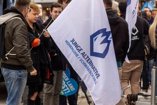 Die AfD Baden-Württemberg demonstriert gegen Armut, Not und Kälte. 1000 Demonstranten waren zur Großdemonstration auf dem Marktplatz angemeldet, gekommen waren aber weit weniger. Sie hielten personell die Waage mit den von der Polizei abgeschirmten Gegendemonstranten aus dem linken Spektrum. 12.11.2022: Deutschland, Baden-Württemberg, Stuttgart. *** The AfD Baden Württemberg demonstrates against poverty, hardship and cold 1000 demonstrators were registered for the large demonstration on the market square, but far fewer came They kept the balance in terms of personnel with the counter-demonstrators from the left-wing spectrum shielded by the police 12 11 2022 Germany, Baden Württemberg, Stuttgart