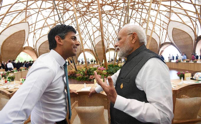 Bilder des Jahres, News 11 November News Themen der Woche KW46 November 15, 2022, Nusa Dua, Bali, Indonesian: Indian Prime Minister Narendra Modi, right, chats with British Prime Minister Rishi Sunak before the start of the leaders lunch at the G20 Leaders Summit, November 15, 2022, in Bali, Indonesia. Nusa Dua Indonesian - ZUMAp138 20221115_zaa_p138_006 Copyright: xPressxInformationxBureau PibxPhox