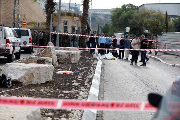Bilder des Jahres, News 11 November News Themen der Woche KW46 News Bilder des Tages (221115) -- ARIEL, Nov. 15, 2022 -- People gather at the scene of an attack near the Israeli settlement of Ariel in the West Bank, on Nov. 15, 2022. A Palestinian man killed three Israelis and wounded three others in an attack on Tuesday in the West Bank before being shot dead by Israeli forces, Israeli military and medics said. (Photo by Xinhua) MIDEAST-ARIEL-ATTACK NidalxEshtayeh 