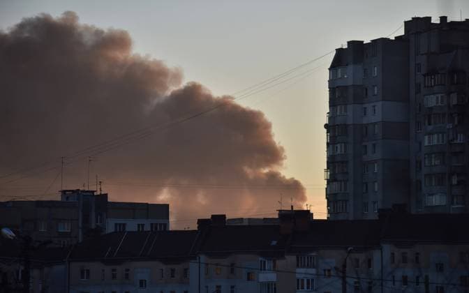 News Bilder des Tages November 15, 2022, Lviv, Ukraine: Smoke rises above the houses of Lviv after a massive Russian missile attack on Ukraine On November 15, Russia launched a massive missile attack on Ukraine. In total, more than 100 missiles were fired over the territory of Ukraine. More than 10 rockets hit the critical infrastructure of Lviv and the region. Lviv Ukraine - ZUMAs197 20221115_zaa_s197_356 Copyright: xPavloxPalamarchukx