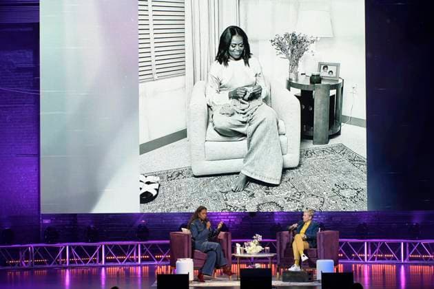 Berühmte Feministinnen, Michelle Obama Bilder des Jahres 2022, Entertainment 11 November Entertainment Themen der Woche KW46 Entertainment Bilder des Tages The former first lady of the United States Michelle Obama (L) speaks with the American comedian Ellen DeGeneres during the presentation of her book With Her Own Light today, at the Warner Theater in Washington DC, USA 15 November 2022. Michelle spoke about practical knowledge and effective strategies to achieve stability in such an uncertain world in which we live. Michelle Obama presents her book in Washington !ACHTUNG: NUR REDAKTIONELLE NUTZUNG!  Copyright: xLENINxNOLLYx AME3762 20221116-1c44556bf06517eec1dc2497fc4e9b5f5f44cc60