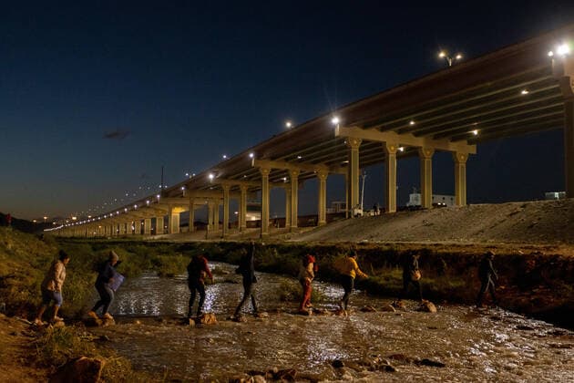 News Bilder des Tages November 15, 2022, Auburn Hills, Michigan, USA: Hundreds of migrants cross the border in Ciudad JuoÂ¡rez, Chihuahua to request humanitarian asylum in the United States, a federal judge prohibits the United States from continuing to expel migrants to Mexico under title 42. Auburn Hills USA - ZUMAp241 20221115_zip_p241_003 Copyright: xDavidxPeinadox