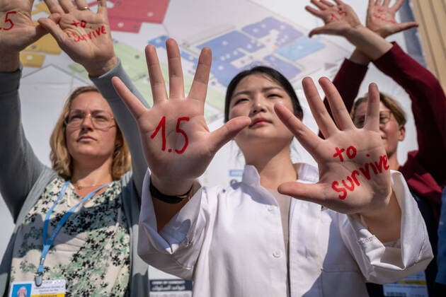 COP 27 Demonstartion Ägypten, Scharm El-Scheikh am 16.11.2022: Eine Demo auf dem Gelände der Klimakonferenz COP27. Auf die Hände einer asiatische Klimaaktivistin ist 1.5 to survive in Rot geschrieben. *** COP 27 Demonstartion Egypt, Sharm El Sheikh on 16 11 2022 A demo on the grounds of the climate conference COP27 On the hands of an Asian climate activist is written 1 5 to survive in red