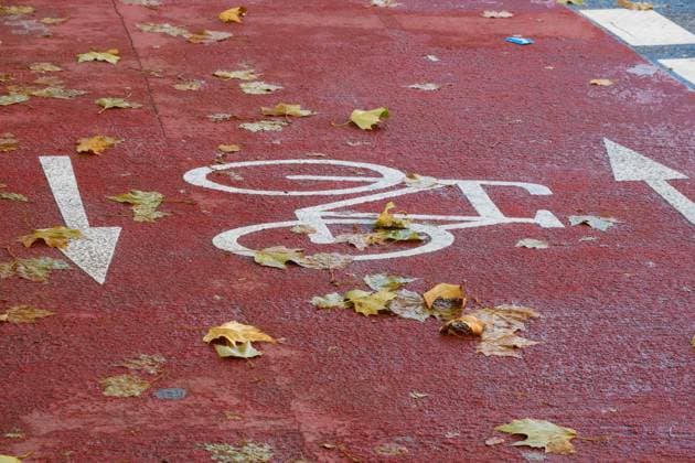 IMAGO Creative: Fit durch den Herbst Düsseldorf 16.11.2022 Radweg Fahrradweg Mobilitätswende Verkehrswende Herbstlauf Herbstwetter Winterwetter Unfallgefahr Rutschgefahr Infrastruktur Düsseldorf Nordrhein-Westfalen Deutschland *** Dusseldorf 16 11 2022 cycle track bicycle path mobility turnaround traffic turnaround autumn run autumn weather winter weather accident danger slip danger infrastructure Dusseldorf North Rhine Westphalia Germany