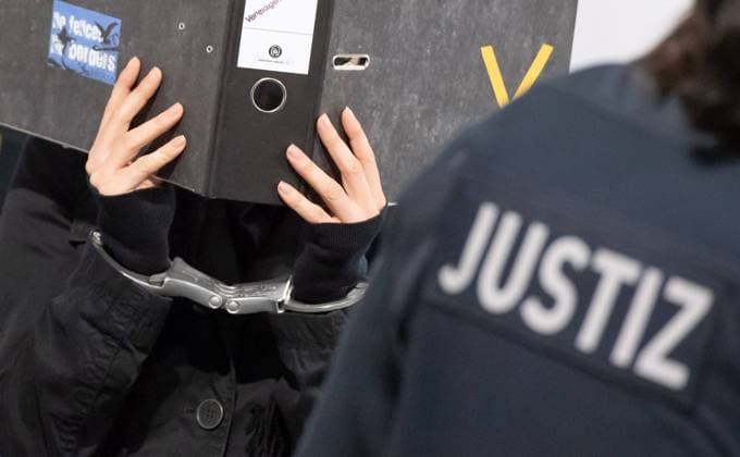 Justiz, Symbolfotos xblx, Justiz, Wachtmeister mit angeklagter Person mit Handschellen im Verhandlungssaal (Symbolfoto) Giessen *** xblx, justice, constable with accused person with handcuffs in the hearing room symbol photo Giessen