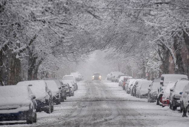 November 16, 2022, Montreal, PQ, Canada: A car makes its way along a snow-covered street in Montreal, Wednesday, November16, 2022, as the first major snowfall hits the city. Montreal Canada  - ZUMAc35_ 20221116_zaf_c35_089 Copyright: xGrahamxHughesx