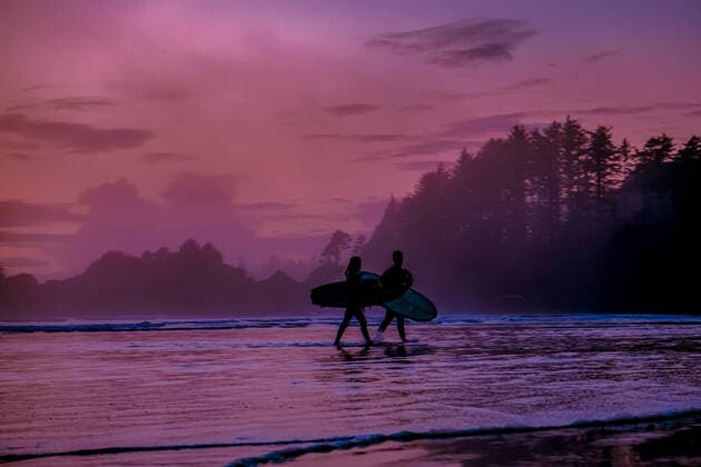 Tofino Vancouver Island Pacific rim coast, surfers with board during sunset at the beach, surfers silhouette Canada Vancouver Island Tofino. Tofino Vancouver Island Pacific rim coast, surfers with board during sunset at the beach, surfers silhouette Canada Vancouver Island Tofino Vancouver Island Copyright: xZoonar.com FokkexBaarssenx 16653357 ,model released, Symbolfoto ,property released