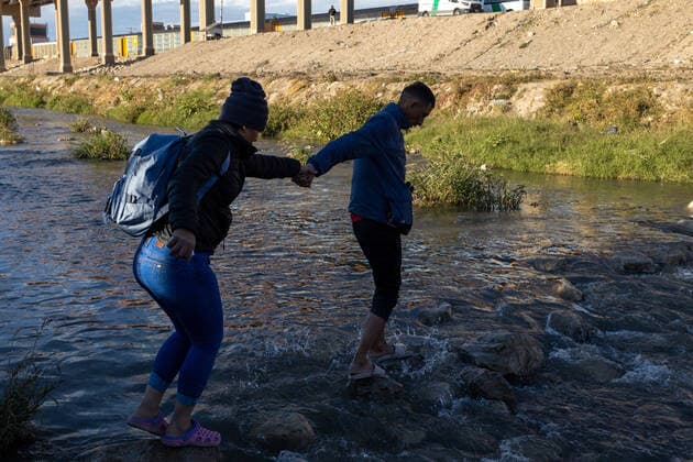 November 16, 2022, juarez, chihuahua, mexico: Hundreds of Venezuelan migrants crossed the Rio Grande natural border between Mexico and the United States juarez mexico - ZUMAp241 20221116_zip_p241_004 Copyright: xDavidxPeinadox