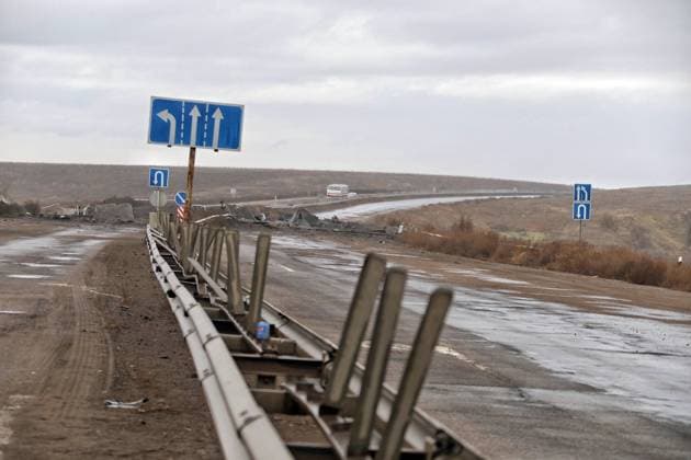 News Bilder des Tages KHERSON REGION, UKRAINE - NOVEMBER 16, 2022 - A road affected by hostilities is pictured in the part of Kherson Region liberated from Russian invaders, southern Ukraine. Destroyed roads in Kherson Region  Copyright: xNinaxLiashonokx