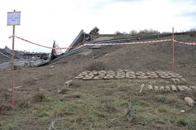KHERSON REGION, UKRAINE - NOVEMBER 16, 2022 - Land mines are arranged on the ground near a bridge destroyed by Russian troops, Kherson Region, southern Ukraine. Destroyed roads in Kherson Region  Copyright: xNinaxLiashonokx