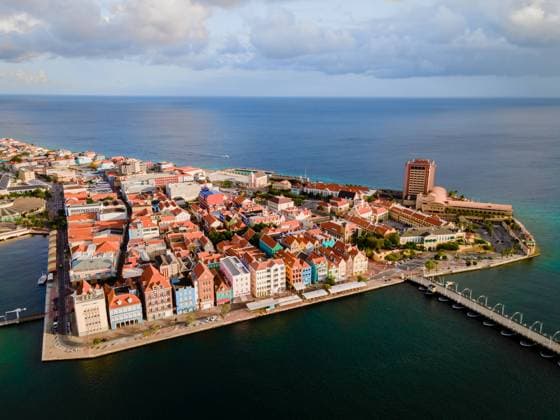 Niederländische Karibik Willemstad, Curacao. Dutch Antilles. Colourful Buildings attracting tourists from all over the world. Blue sky sunny day Curacao Willemstad, Curacao. Dutch Antilles. Colorful Buildings attracting tourists from all over the world. Blue sky sunny day Curacao Willemstad Copyright: xZoonar.com FokkexBaarssenx 16970547