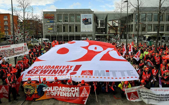Bilder des Jahres, News 11 November News Themen der Woche KW46 News Bilder des Tages 17.11.2022, xpsx, Lokal Hanau Öffentliche Kundgebung und Demonstrationen sowie zentraler Warnstreik v.l., Hanau Hessen Deutschland (DEU) Freiheitsplatz *** 17 11 2022, xpsx, local Hanau Public rally and demonstrations and central warning strike v l , Hanau Hesse Germany DEU Freiheitsplatz.