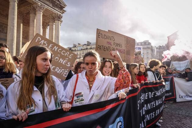 Bilder des Jahres, News 11 November News Themen der Woche KW46 News Bilder des Tages Paris, France le 17 octobre 2022 - Mobilisation des internes en medecine du Pantheon aux abords du Ministere des Solidarites et de la Sante pour contester l instauration d une annee supplementaire d internat - Mobilization of interns in medicine from the Pantheon near the Ministry of Solidarity and Health to contest the establishment of an additional year of internship  Copyright: xLucxNoboutx
