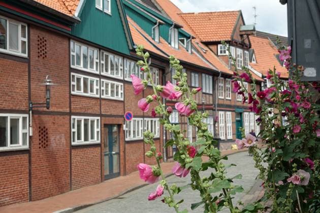 Gasse in der Altstadt von Stade Gasse in der Altstadt von Stade Copyright: xZoonar.com VolkerxRauchx 18183469