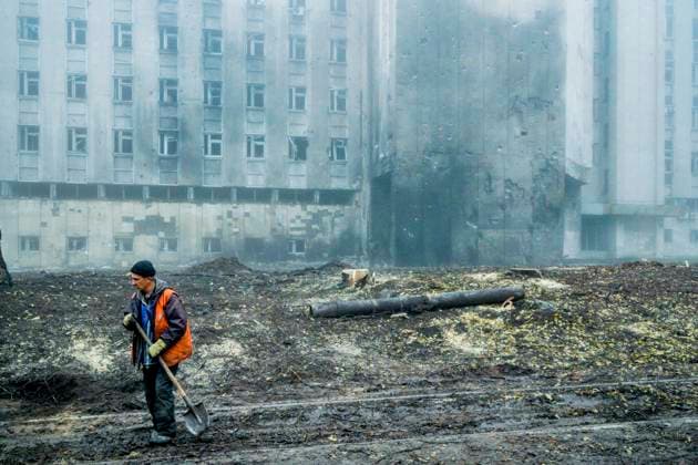 Bilder des Jahres, News 11 November News Themen der Woche KW46 News Bilder des Tages November 17, 2022, Dnipropetrovsk, Dnipropetrovsk, Ukraine: A worker cleans the debrish in the streets of Dnipro after a russian missile impacted in the city. Dnipropetrovsk Ukraine - ZUMAa131 20221117_zap_a131_001 Copyright: xCelestinoxArcexLavinx