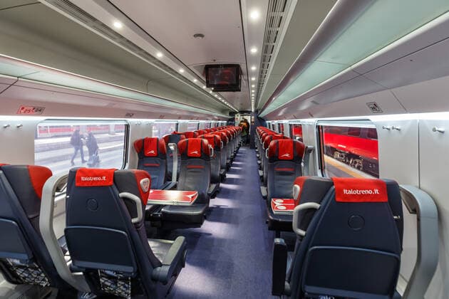Innenraum eines Italo ETR 675 Pendolino Hochgeschwindigkeitszug von Nuovo Trasporto Viaggiatori NTV im Bahnhof Milano Centrale in Mailand, Italien Mailand, Italien - 22. März 2022: Innenraum eines Italo ETR 675 Pendolino Hochgeschwindigkeitszug von Nuovo Trasporto Viaggiatori NTV im Bahnhof Milano Centrale in Mailand, Italien. Copyright: xZoonar.com MarkusxMainkax 18710276