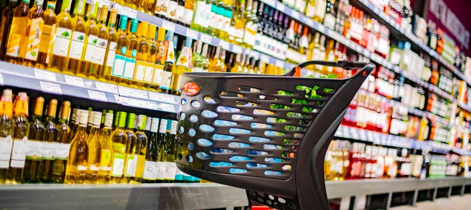 A shopping cart with grocery products in a supermarket A shopping cart with grocery products in a supermarket Copyright: xZoonar.com monticellox 18721975