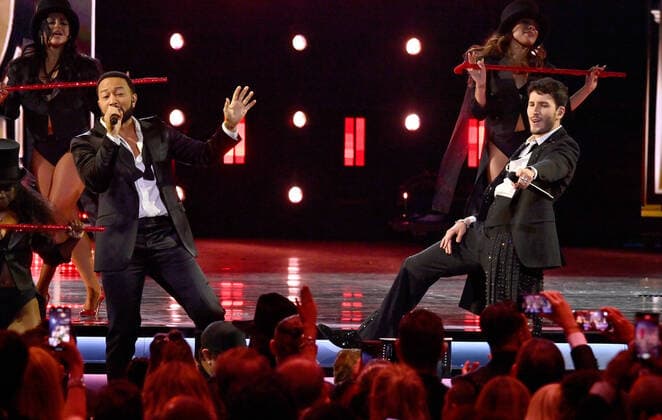 Bilder des Jahres 2022, Entertainment 11 November Entertainment Themen der Woche KW46 Entertainment Bilder des Tages John Legend and Sebastián Yatra perform onstage during the 23rd annual Latin Grammy Awards at the Michelob Ultra Arena at Mandalay Bay Resort and Casino in Las Vegas, Nevada on Thursday, November 17, 2022.  LAV20221117695 JIMxRUYMEN