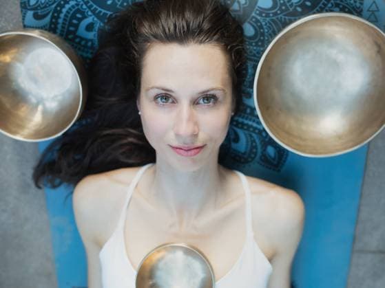 Yoga concept, meditation and sound therapy. Portrait of beautiful young caucasian woman surrounded by copper tibetan singing bowls and instruments Yoga concept, meditation and sound therapy. Portrait of beautiful young caucasian woman surrounded by copper tibetan singing bowls and instruments. Copyright: xZoonar.com MatejxKastelicx 18876843 ,model released, Symbolfoto ,property released