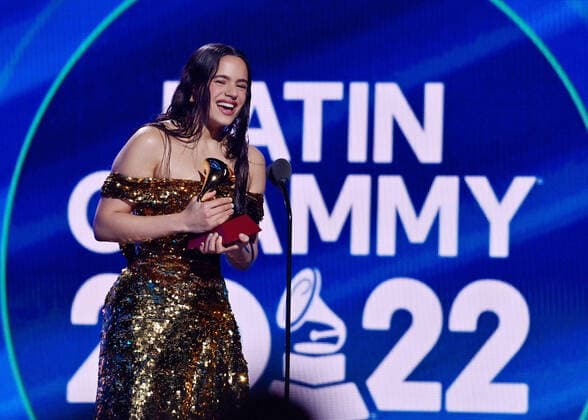 Bilder des Jahres 2022, Entertainment 11 November Entertainment Themen der Woche KW46 Entertainment Bilder des Tages Rosalía accepts the Album of the Year award for Motomami onstage during the 23rd annual Latin Grammy Awards at the Michelob Ultra Arena at Mandalay Bay Resort and Casino in Las Vegas, Nevada on Thursday, November 17, 2022.  LAV20221117085 JIMxRUYMEN