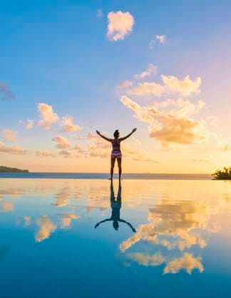 Young women with hands up at Saint Lucia Caribean, women at infinity pool during sunset Young women with hands up at Saint Lucia Caribbean, men at infinity pool during sunset. women in bikini at the pool Copyright: xZoonar.com FokkexBaarssenx 18970163 ,model released, Symbolfoto ,property released
