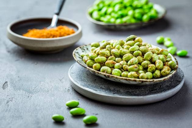 Roasted edamame beans as snack with spices and raw beans in background. Healty alternative to potato chips Roasted edamame beans as snack with spices and raw beans in background. Healty alternative to potato chips Copyright: xZoonar.com IngridxBalabanovax 18973449 ,model released, Symbolfoto ,property released
