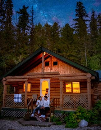 Wooden hut in an autumn forest , cabin off grid , wooden cabin woods British Colombia Canada Autumn Wooden hut in an autumn forest, cabin off the grid, wooden cabin circled by colorful yellow and red fall trees. cabin in the woods British Colombia Canada Autumn. Couple men and women on vacation in Canada Copyright: xZoonar.com FokkexBaarssenx 18986052 ,model released, Symbolfoto ,property released