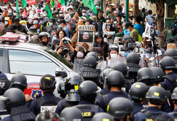 Bilder des Jahres, News 11 November News Themen der Woche KW46 News Bilder des Tages November 18, 2022, Bangkok, Thailand: Riot policemen stand on guard in front of the Democracy Monument in Bangkok during the demonstration against the Asia-Pacific Economic Cooperation (APEC) Summit 2022. Bangkok Thailand - ZUMAs197 20221118_zaa_s197_010 Copyright: xChaiwatxSubprasomx