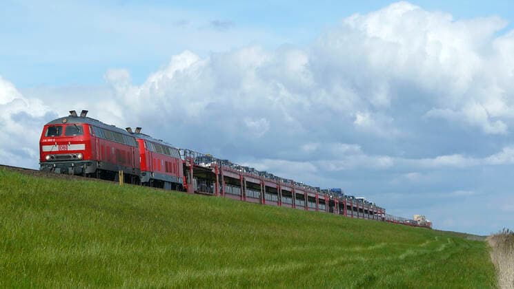 Ankunft des Autozugs auf der Insel Sylt Der Hindenburgdamm ist die wichtigste Verbindung zwischen dem Festland und der nordfriesischen Insel Sylt. Er wurde 1927 in Betrieb genommen und dient ausschließlich dem Eisenbahnverkehr. Jedes Jahr transportieren die Autozüge mehr als 450.000 Fahrzeuge.- The Hindenburg-causeway is the most important connection between the North Frisian island of Sylt and the mainland of Schleswig-Holstein in Germany. It was opened in 1927 and is exclusively a railway corridor. Each year, the trains transport more than 450,000 vehicles over the causeway. Copyright: xZoonar.com KonradxWeißx 2999955