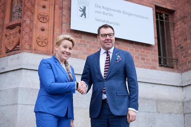Bilder des Jahres, News 11 November News Themen der Woche KW46 News Bilder des Tages Berlin, Antrittsbesuch des Botschafter der Ukraine Oleksij Makejew bei Franziska Giffey Franziska Giffey (Regierende Bürgermeisterin von Berlin, SPD) trifft am 18.11.2022 den Botschafter der Ukraine in Deutschland Oleksij Makejew anlässlich seines Antrittsbesuches im Rotes Rathaus in Berlin. Berlin Rotes Rathaus Berlin Deutschland *** Berlin, Inaugural Visit of the Ambassador of Ukraine Oleksij Makejew to Franziska Giffey Franziska Giffey Governing Mayor of Berlin, SPD meets on 18 11 2022 the Ambassador of Ukraine in Germany Oleksij Makejew on the occasion of his inaugural visit to the Rotes Rathaus in Berlin Berlin Rotes Rathaus Berlin Germany