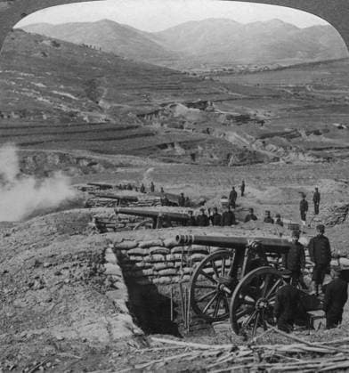 RECORD DATE NOT STATED Japanese batteries firing on Russian forts, Siege of Port Arthur, Russo-Japanese War, 1904-1905.Artist: Underwood & Underwood Copyright:xThexPrintxCollector HeritagexImagesx IMAGO ,2359617 ! ACHTUNG: AUFNAHMEDATUM GESCHÄTZT!  Copyright:ThexPrintxCollector HeritagexImagesx IMAGO