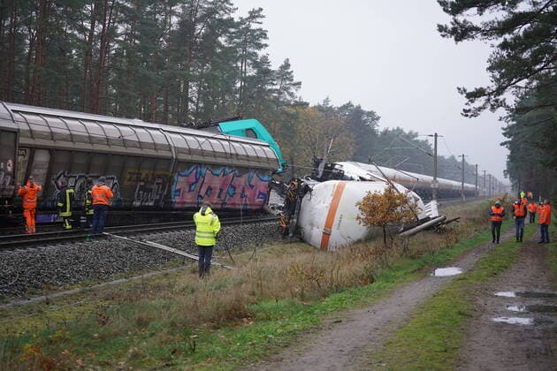 Bilder des Jahres, News 11 November News Themen der Woche KW46 Nach Güterzugunfall: Bergungsarbeiten werden zu Mammut Aufgabe Nach dem Zusammenstoß zwei Güterzüge müssen Fahrgäste insbesondere im Nahverkehr weiterhin mit Beeinträchtigungen rechnen. Während der Fernverkehr zwischen Hannover und Berlin umgeleitet wird, ist für den Nahverkehr ein Busersatzverkehr eingerichtet worden. Laut Bundespolizei werden sich die Bergungs- und Aufräumarbeiten wohl über Wochen hinziehen, da zunächst für den Einsatz von schwerem Bergungsgerät eine tragfähige Unterkonstruktion neben der Unfallstelle errichtet werden muss. Derzeit tritt weiterhin Gas aus., sodass die leckgeschlagen Kesselwaggons zunächst abgepumpt werden müssen. Auch die Oberleitung ist auf einer Länge von mehreren Metern schwer beschä Copyright: xMartinxDziadekx