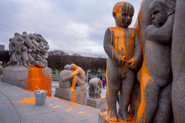 Bilder des Jahres, News 11 November News Themen der Woche KW46 News Bilder des Tages Oslo 20221118. Washing of the sculptures after campaigners from Stopp Oljeletinga have trashed the Monolith in the Vigeland sculpture park. Oslo Norway xx *** Oslo 20221118 Washing of the sculptures after campaigners from Stopp Oljeletinga have trashed the Monolith in the Vigeland sculpture park Oslo Norway xx,  Copyright: xJavadxParsax Rq7NkJL2PTM