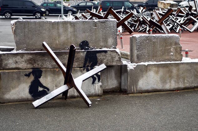 Bilder des Jahres, News 11 November News Themen der Woche KW46 KYIV, UKRAINE - NOVEMBER 17, 2022 - England-based street artist Banksy has transformed an anti-tank obstacle (Czech hedgehog) in Maidan Nezalezhnosti into a seesaw for a boy and a girl in his mural, Kyiv, capital of Ukraine. Banksy s murals in Kyiv  Copyright: xOleksandraxButovax