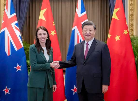(221118) -- BANGKOK, Nov. 18, 2022 -- Chinese President Xi Jinping meets with New Zealand Prime Minister Jacinda Ardern in Bangkok, Thailand, Nov. 18, 2022. ) THAILAND-BANGKOK-XI JINPING-NEW ZEALAND-PM-MEETING ZhaixJianlan 