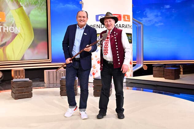 Bilder des Jahres 2022, Entertainment 11 November Entertainment Themen der Woche KW46 Entertainment Bilder des Tages Wolfram Kons und Schäfer Heinrich beim 27. RTL-Spendenmarathon 2022 im Studio 8 der EMG Studios. Hürth, 18.11.2022 *** Wolfram Kons and Schäfer Heinrich at the 27 RTL Spendenmarathon 2022 in Studio 8 of EMG Studios Hürth, 18 11 2022 Foto:xD.xAnoraganingrumx xFuturexImage