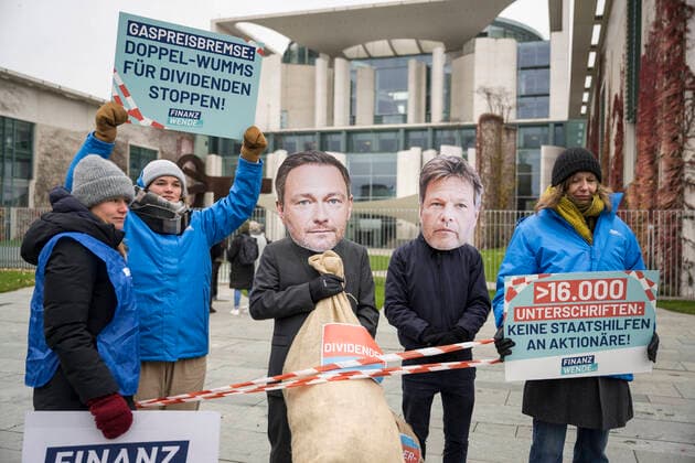 Bilder des Jahres, News 11 November News Themen der Woche KW46 News Bilder des Tages Demonstranten von Finanzwende bei einer Aktion mit Masken mit Abbildern von Finanzminister Christian Lindner und Wirtschaftsminister Robert Habeck gegen Staatshilfen an Aktionaere waehrend einer Sitzung des Bundeskabinetts vor dem Kanzleramt in Berlin. Foto: bildgehege Gaspreisbremse *** Demonstrators of Finanzwende during an action with masks with images of Finance Minister Christian Lindner and Economics Minister Robert Habeck against state aid to shareholders during a meeting of the federal cabinet in front of the Chancellery in Berlin photo bildgehege gas price brake