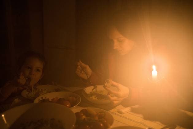 48-hour Power Blackout In Odessa Region, Ukraine Darya and her daughter Iskra are dining by candlelight in Novy Troyany, Odessa region, Ukraine, on November 17th 2022, during a 48-hour-long power blackout in Odessa region after Russian airstrikes over Ukrainian electrical infrastructure. Novy Troyany, Odessa region Ukraine  Copyright: xDenislavxStoychevx originalFilename: stoychev-notitle221117_np4Lt.jpg