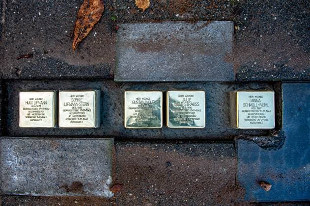 Jewish Victims Were Commemorated With 27 New Stolpersteine Placed In Nijmegen. A view of a group of Stolpersteine of the Jew victims of the Nazi regime, placed on the pavement in front of the house where the victims lived or worked, during a solemn ceremony, in Nijmegen, on November 18th, 2022. Nijmegen Gelderland Netherlands  Copyright: xRomyxArroyoxFernandezx originalFilename: arroyofernandez-jewishvi221118_npbxL.jpg
