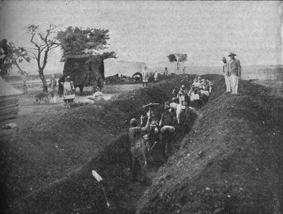 RECORD DATE NOT STATED Mafeking: Natives Digging a Trench , 1902. Artist: WH Weekes. Copyright:xThexPrintxCollector HeritagexImagesx IMAGO ,2653306 ! ACHTUNG: AUFNAHMEDATUM GESCHÄTZT!  Copyright:ThexPrintxCollector HeritagexImagesx IMAGO