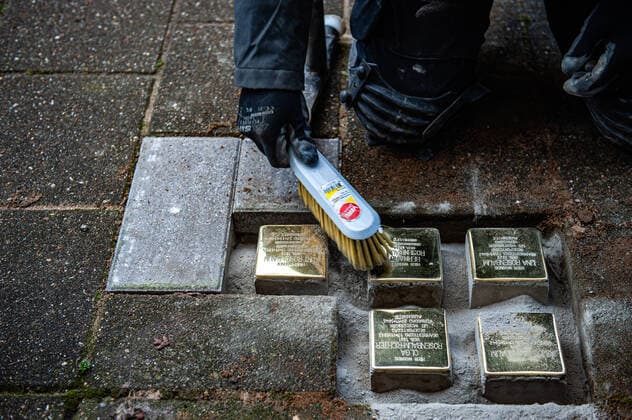 Bilder des Jahres, News 11 November News Themen der Woche KW46 News Bilder des Tages November 18, 2022, Nijmegen, Netherlands: A man is seen cleaning the sand over the stones just placed on the pavement. As the beginning of a new tradition to remember the Jew victims of the Nazi regime, new twenty-seven Stolpersteine were placed on the pavement in front of the house where the victims lived or worked, during a solemn ceremony, and the attendance of relatives of the victims. Stolpersteine ??are stumbling stones covered at the top with a brass plate to remind of persecuted and murdered Jews who became victims of the Nazi regime. About 450 Jewish citizens of Nijmegen did not survive during the Second World War. Nijmegen Netherlands - ZUMAs197 20221118_zaa_s197_192 Copyright: xAnaxFernandezx