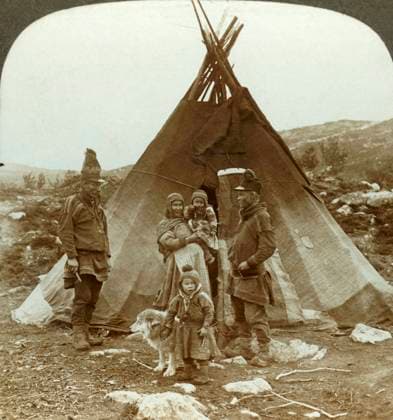 RECORD DATE NOT STATED Laplander family and sledge dog - outside their summer home - on a hillside in Norway , c1905. Creator: Unknown. Copyright:x58829x IMAGO ,2701985 ! ACHTUNG: AUFNAHMEDATUM GESCHÄTZT!  Copyright:58829x IMAGO