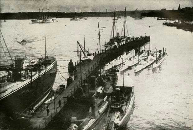 RECORD DATE NOT STATED Kiel Harbour , (1919). Creator: Unknown. Copyright:xtransporte,transporte,Germany,mar,Alemão,país,porto,comércio,porto,navio,navios,geografia,canal,guerra,posição,submarino,submarinos,século,kiel,primeiraxguerraxdexmundo,conceito,Marinha,B&W,MONOCROMÁTICO,schleswig-holstein,guerra,World.war.i,WWI,guerraxnaval,transportexdaxágua,pretox&xbranco,pretoxexbranco,B W,GuerraxDexMundoxUma,1910s,20oxséculo,MarxDexBáltico,ThexPrintxCollector,photograph,Unknown,Knight,CaxtonxPublishingxCompany,WilliamxStanleyxMacbeanxKnight,WilliamxStanleyxMacbean,W.xStanleyxMacbeanxKnight,WxStanleyxMacbeanxKnight,W.xStanleyxMacbean,WxStanleyxMacbean,W.xS.xM.,W.xS.xM.xKnight,CaxtonxPulishingxCompanyxLim,KielxHarbourx IMAGO ,2710870 ! ACHTUNG: AUFNAHMEDATUM GESCHÄT  Copyright:transporte,transporte,Germany,mar,Alemão,país,porto,comércio,porto,navio,navios,geografia,canal,guerra,posição,submarino,submarinos,século,kiel,primeiraxguerraxdexmundo,conceito,Marinha,B&W,