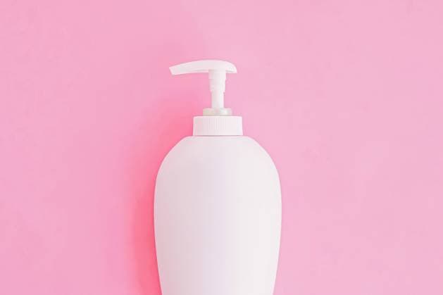 IMAGO Creative, Jahreszeit Sommer, Sonnenschutz Bottle of antibacterial liquid soap and hand sanitizer on pink background, hygiene product and healthcare Bottle of antibacterial liquid soap and hand sanitizer on pink background, hygiene product and healthcare, flatlay Copyright: xZoonar.com Anneleven.comx 15493056
