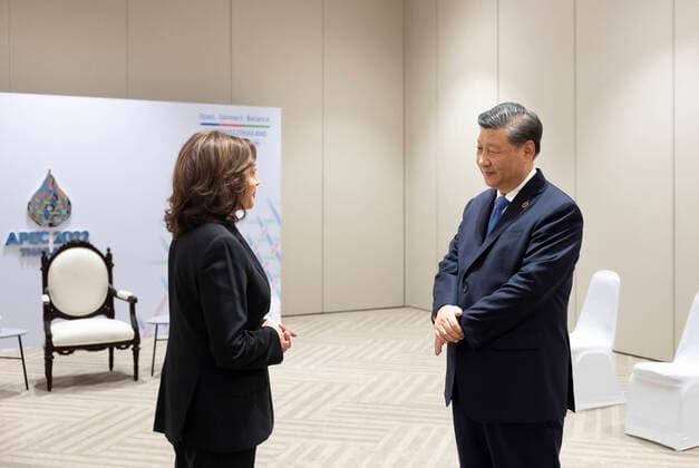 Bilder des Jahres, News 11 November News Themen der Woche KW46 News Bilder des Tages (221119) -- BANGKOK, Nov. 19, 2022 -- Chinese President Xi Jinping has a brief exchange with U.S. Vice President Kamala Harris at the latter s request on the sidelines of the 29th Asia-Pacific Economic Cooperation (APEC) Economic Leaders Meeting in Bangkok, Thailand, Nov. 19, 2022. ) THAILAND-BANGKOK-CHINA-XI JINPING-U.S.-VP-BRIEF EXCHANGE DingxHaitao 