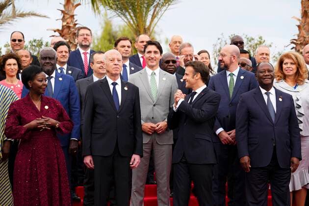 Bilder des Jahres, News 11 November News Themen der Woche KW46 News Bilder des Tages November 19, 2022, Djerba, Tunisia: French President Emmanuel Macron, front second from right, gestures to Prime Minister Justin Trudeau and fellow leaders during the family photo at the Francophonie Summit in Djerba, Tunisia on Saturday, Nov. 19, 2022. Djerba Tunisia  - ZUMAc35_ 20221119_zaf_c35_011 Copyright: xSeanxKilpatrickx
