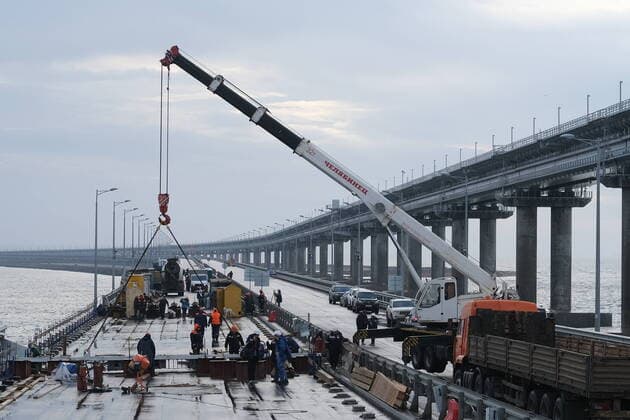 Bilder des Jahres, News 11 November News Themen der Woche KW46 News Bilder des Tages RUSSIA, CRIMEA - NOVEMBER 19, 2022: Installing the last forth span of the road section of the Crimean Bridge. A truck explosion caused two spans of the road section of the bridge to partially collapse on October 8, 2022. Rosavtodor Press Office TASS  55972540