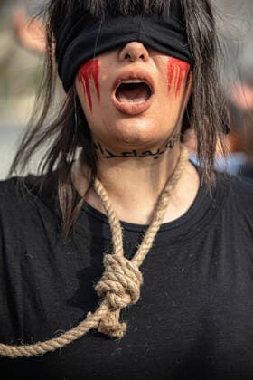 News Themen der Woche KW46 News Bilder des Tages November 19, 2022, Istanbul, Turkey: A woman with a face paint, her eyes covered with black cloth, and a rope around her neck takes part during the demonstration. Mahsa Amini s death has sparked weeks of violent protests across Iran and other countries. Mahsa fell into a coma and died after being arrested in Tehran by the morality police for allegedly violating the country s hijab rules. Istanbul Turkey - ZUMAs197 20221119_zaa_s197_088 Copyright: xOnurxDogmanx