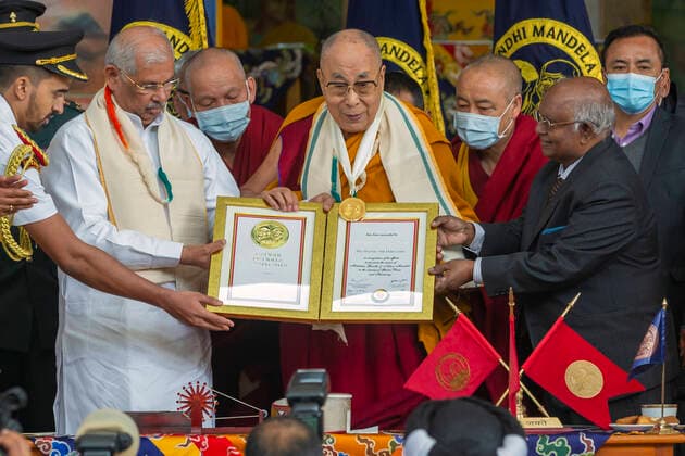 Bilder des Jahres, News 11 November News Themen der Woche KW46 News Bilder des Tages India: Tibetan Spiritual Leader the Dalai Lama receives Ghandhi Mandela Medal Tibetan Spiritual Leader the Dalai Lama being received the Ghandhi Mandela Award from Governors of Himachal Pradesh HE Rajendra Vishwanath Arlekar during The Ghandhi Mandela Award ceremony organised by Ghandhi Mandela Foundation, at Tsugla Khang Temple, Mcleodganj, Dharamshala on Saturday. HIMAACHAL PRADESH India Copyright: ShaileshxBhatnagar